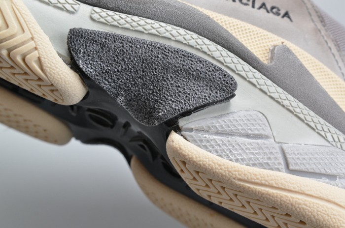 BL 17FW TRIPLE S WASHED SHOW SNEA GREY MENS AED2900