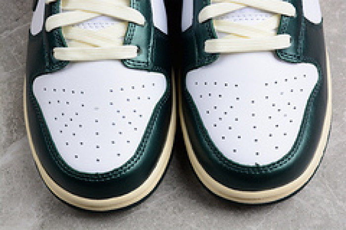 NIKE SB DUNK LOW “VINTAGE GREEN” DQ8580-100